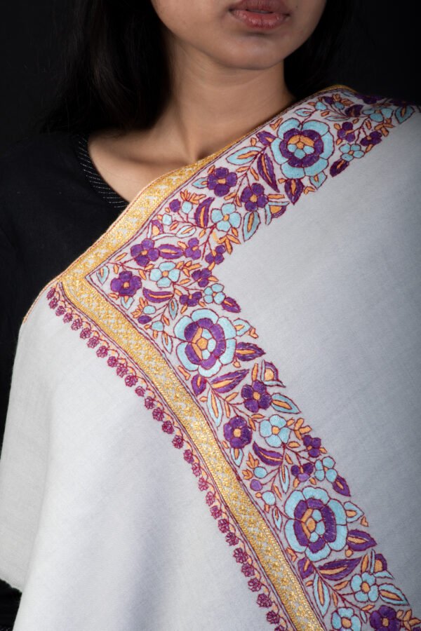 Fine marino wool white shawl hand embroidered in Sozni and Tilla crafts - Image 2